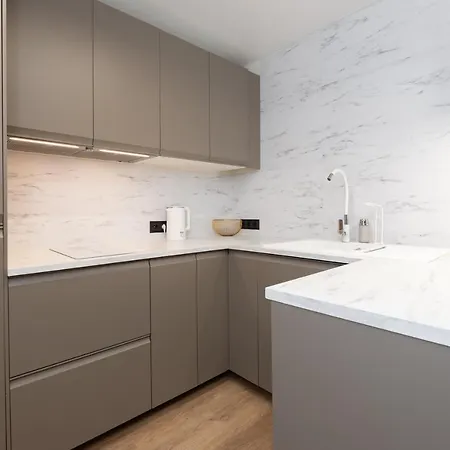 Two-story Urban Gem 아파트