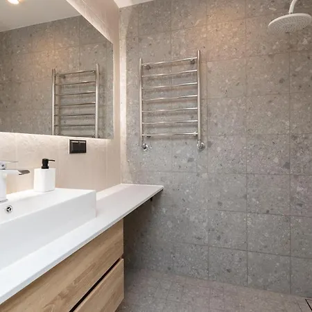 아파트 Two-story Urban Gem *