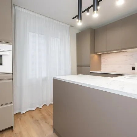 Two-story Urban Gem 아파트