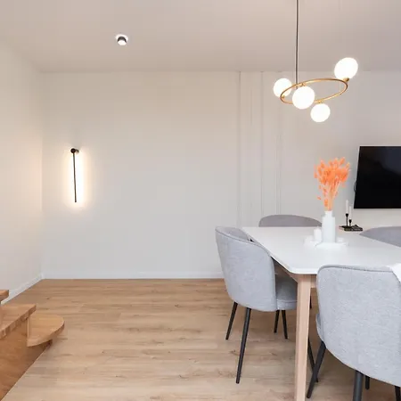 아파트 Two-story Urban Gem