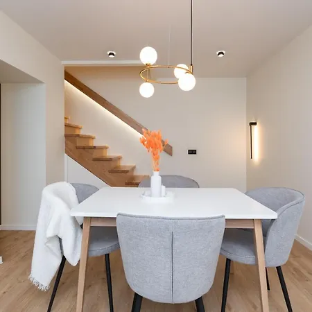 아파트 Two-story Urban Gem *