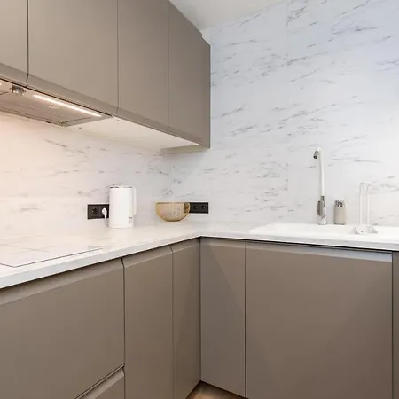 아파트 Two-story Urban Gem